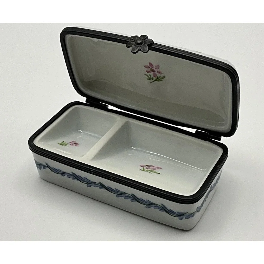 Limoges Peint Main Porcelain Hinged Floral Trinket Pill Box 3 3/8